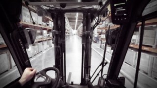 Grâce à un nouveau concept de plateforme pour les chariots frontaux électriques et thermiques, toutes les fonctions de sécurité de cette structure ultramoderne sont intégrées. Vue depuis un chariot électrique Fenwick