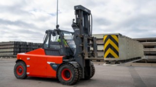 Le chariot gros tonnage électrique E160 Linde Material Handling en utilisation extérieure.