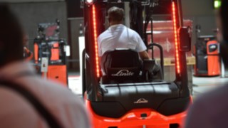 Un chariot Fenwick avec l’inscription eMission ZERO 