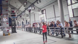 Le préparateur de commandes vertical V modular au World of Material Handling. Interview d’Anna Keilbach sur le préparateur de commandes vertical V modular Fenwick-Linde