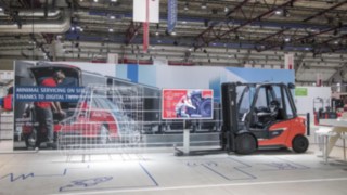 Grâce au « jumeau numérique », les mises à jour logicielles peuvent être effectuées « over the air ». Le « jumeau numérique » au World of Material Handling 2022.