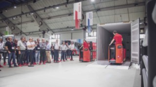 Gerbeur D12 HP et transpalette T20 en action à l’entrée des marchandises au WoMH 2022. Gerbeur D12 HP et transpalette T20 en action à l’entrée des marchandises au WoMH 2022.
