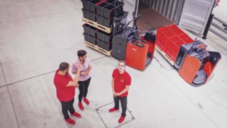 Kimsy, Luis et Peter Klug à l’entrée des marchandises au WoMH 2022.