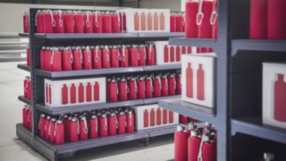 Des bouteilles d’eau Fenwick venant de l’entrepôt au WoMH 2022. Des bouteilles Fenwick ont été fabriquées dans l’entrepôt du salon World of Material Handling 2022.