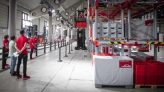 Les chariots pour allées étroites K de Fenwick en action au WoMH 2022. Les chariots pour allées étroites K de Fenwick en action au WoMH 2022.