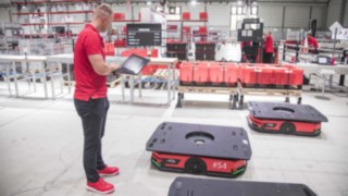 Le chariot à plateforme automatisé C-MATIC se présente au WoMH 2022. Le chariot à plateforme automatisé C-MATIC de Fenwick au WoMH 2022.
