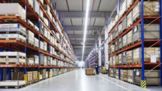 Pour le développement et la mise en place d’une solution d’automatisation, Fenwick accompagne ses clients avec une équipe d’exécution dédiée. Un employé au travail dans un entrepôt