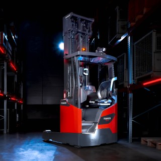 Un chariot à mât rétractable Ri16 Fenwick dans un entrepôt bien éclairé.