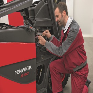 Technicien de maintenance avec la valise de Fenwick-Linde Technicien de maintenance avec la valise de Fenwick-Linde