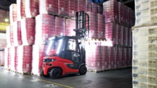 Le chariot élévateur diesel H20 dans l'industrie Le chariot élévateur Fenwick empile des palettes pleines
