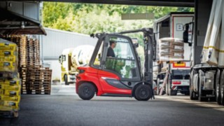 Chariot élévateur diesel H30 - le chariot élévateur innovant Un chariot élévateur Fenwick dans un entrepôt