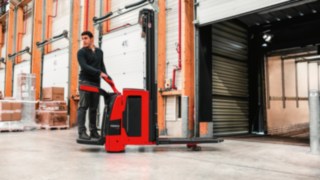 Les gerbeurs de Fenwick-Linde mesurent le poids de la charge Les gerbeurs de Fenwick-Linde mesurent le poids de la charge