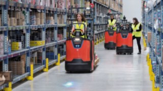 Des préparateurs de commandes de la série N20 de Fenwick-Linde Des préparateurs de commandes de la série N20 de Fenwick-Linde en action dans un entrepôt
