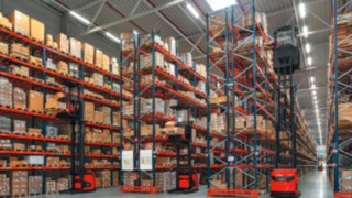 Entrepôt logistique chariots allées étroites