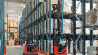 Rétractables Fenwick R14 - R17 X dans un entrepôt avec stockage grande hauteur