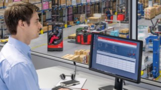 Un responsable de parc utilise le logiciel connect: sur PC Un responsable de parc utilise le logiciel connect: sur PC