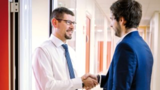 Un collaborateur Fenwick qui reçoit un client