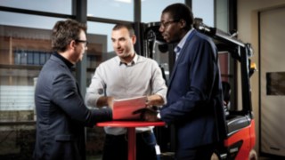 Deux collaborateurs Fenwick et un client Deux collaborateurs Fenwick et un client