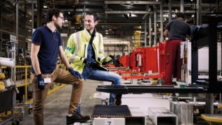 Deux collaborateurs Fenwick dans l'usine française