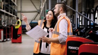 Deux collaborateurs Fenwick et un client