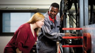 Une commerciale location et un technicien Fenwick