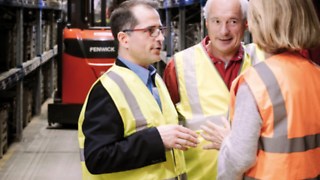 Deux collaborateurs Fenwick et un client 