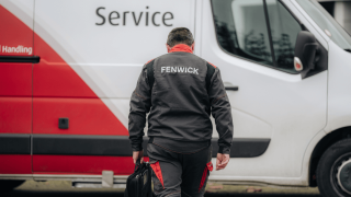 Technicien Service Client Fenwick avec son camion
