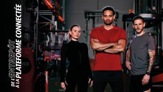 Une femme et deux hommes, vêtus de tenues de sport et les bras croisés, dans l’allée d’un entrepôt. Au premier plan, l’inscription « De l'entrepôt à la plateforme connectée ».