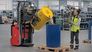 Une employée utilise un gerbeur à grande levée télécommandé et antidéflagrant de Fenwick