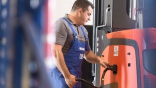 Chariot pour allées étroites Fenwick avec technologie Li-ION