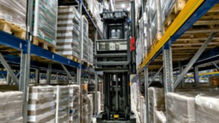 Le K-MATIC dans l’entrepôt à allées étroites chez Madi Ventura