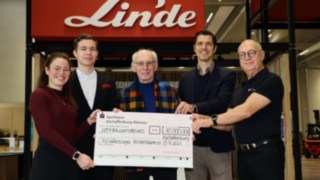Remise de don de Staplercup hilft e. V. à l’association Aschaffenburger Kinderträume (rêves d’enfants) Cinq personnes tiennent un gros chèque d’un montant de 10 000 euros adressé par Fenwick-Linde à Aschaffenburger Kinderträume.