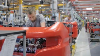 Notre concept de plateforme avec montage mixte permet de préserver efficacement les ressources. Des mécaniciens travaillent sur des chariots Fenwick.