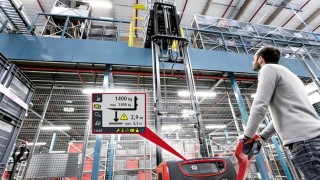 Fenwick Load Active de Fenwick Avec Fenwick Load Active, les opérations de manutention avec gerbeur n’ont jamais été aussi simples et sûres.